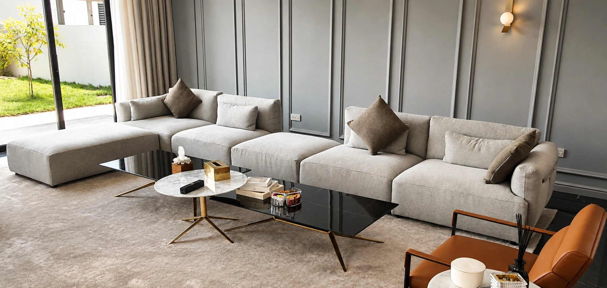 Living, marble column — villa interior in Dubai by Soltis Interiors