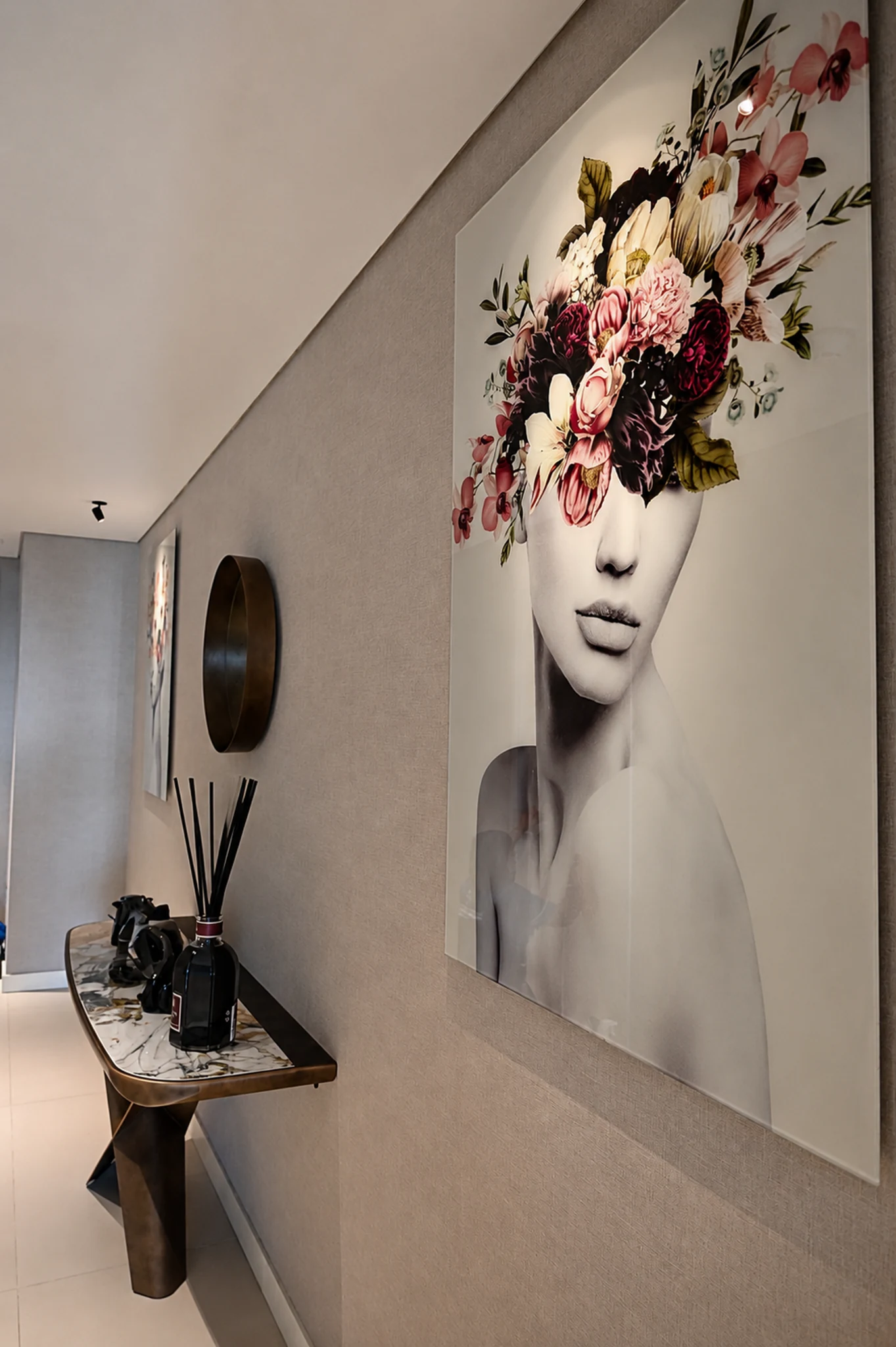 Hallway, floral portrait and console — apartment interior in Dubai by Soltis Interiors