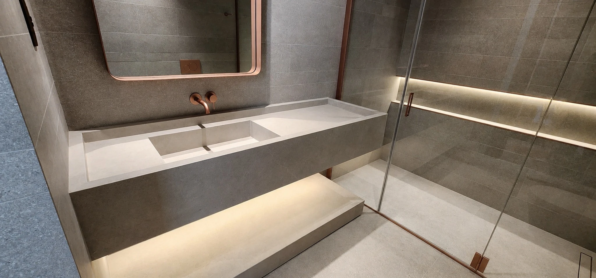 Bath, copper vanity — villa interior in Dubai by Soltis Interiors