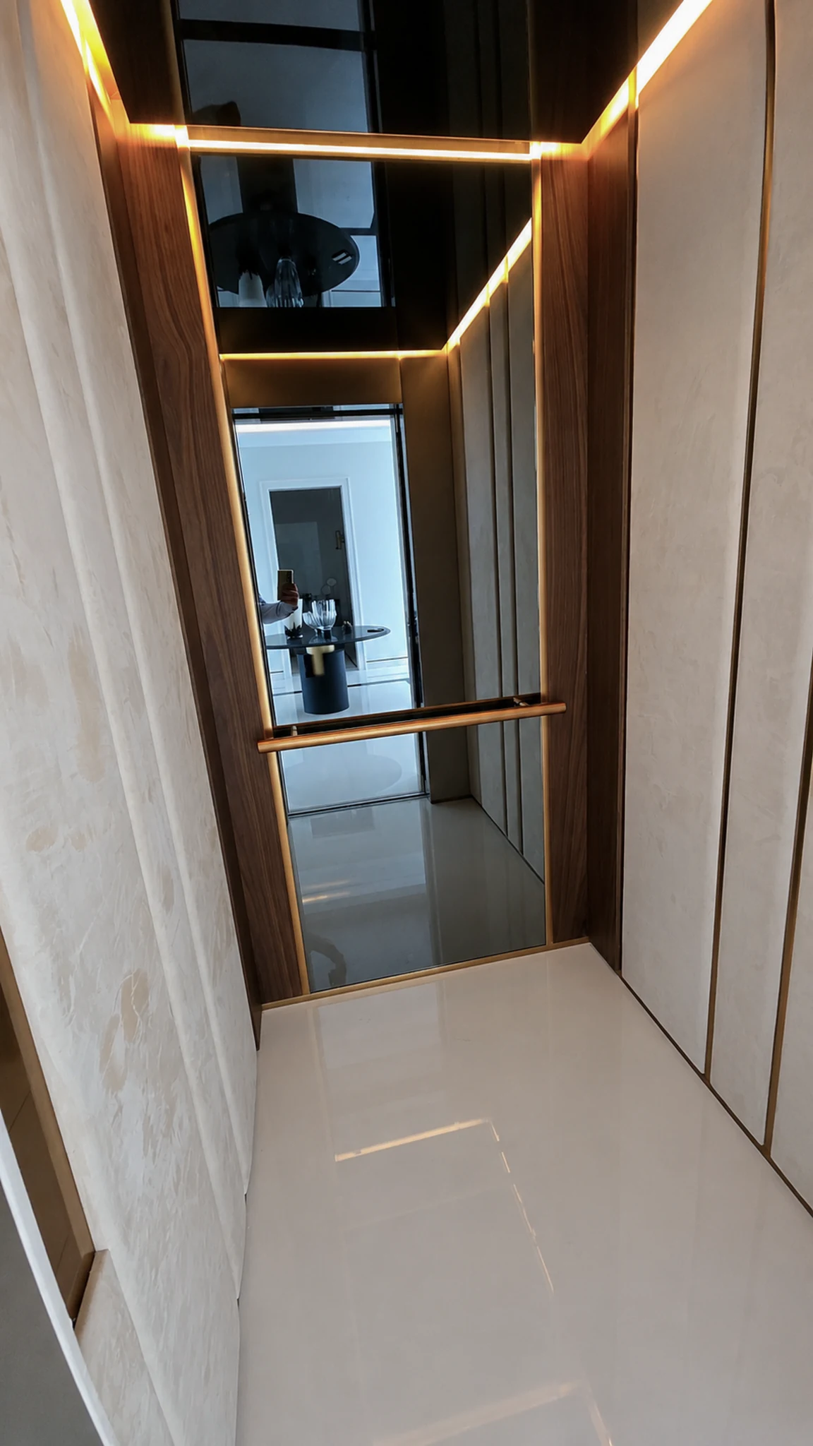 Entrance, mirrored corridor — mansion interior in Dubai by Soltis Interiors