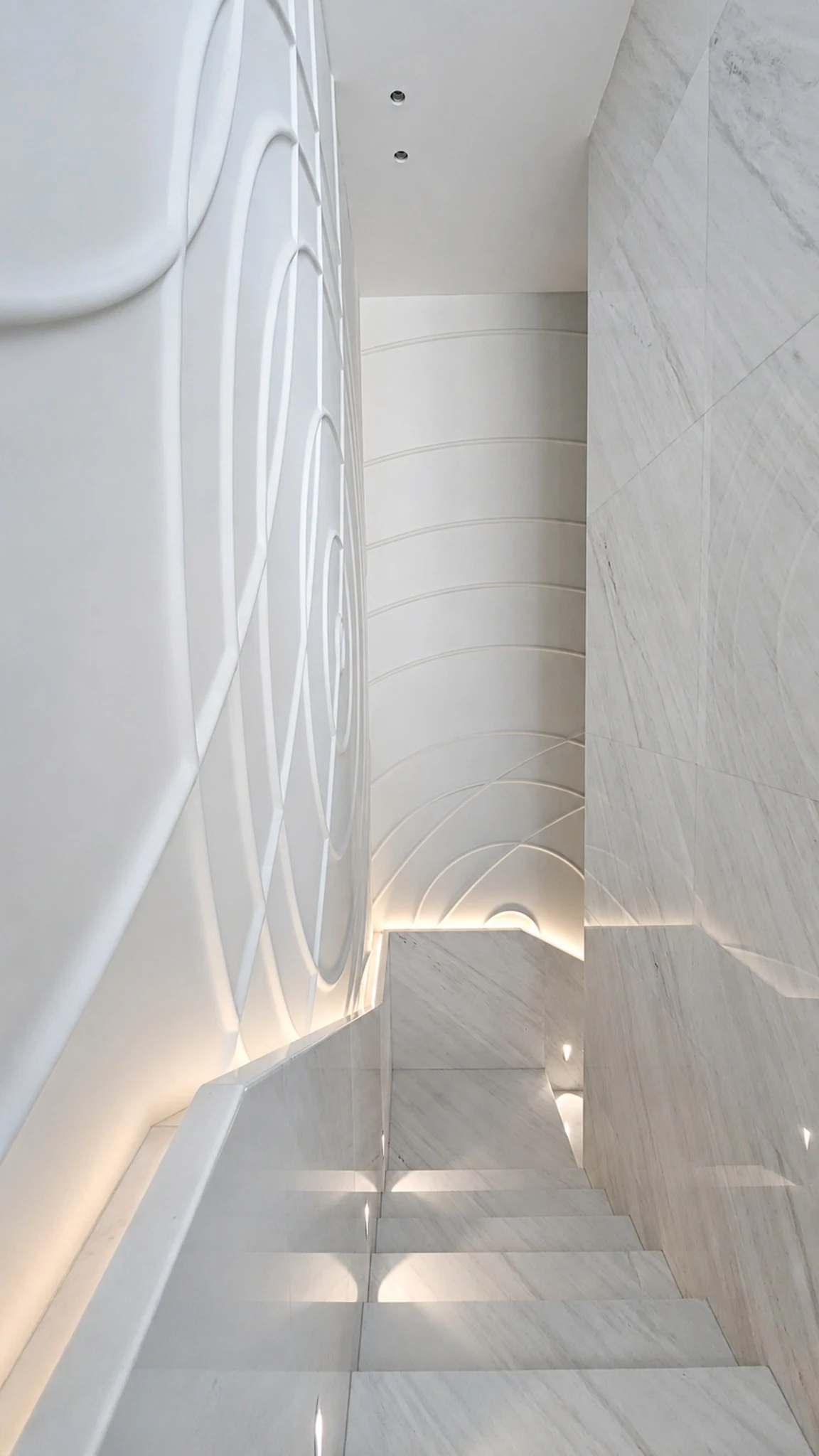 Entrance, sculptural staircase — mansion interior in Dubai by Soltis Interiors
