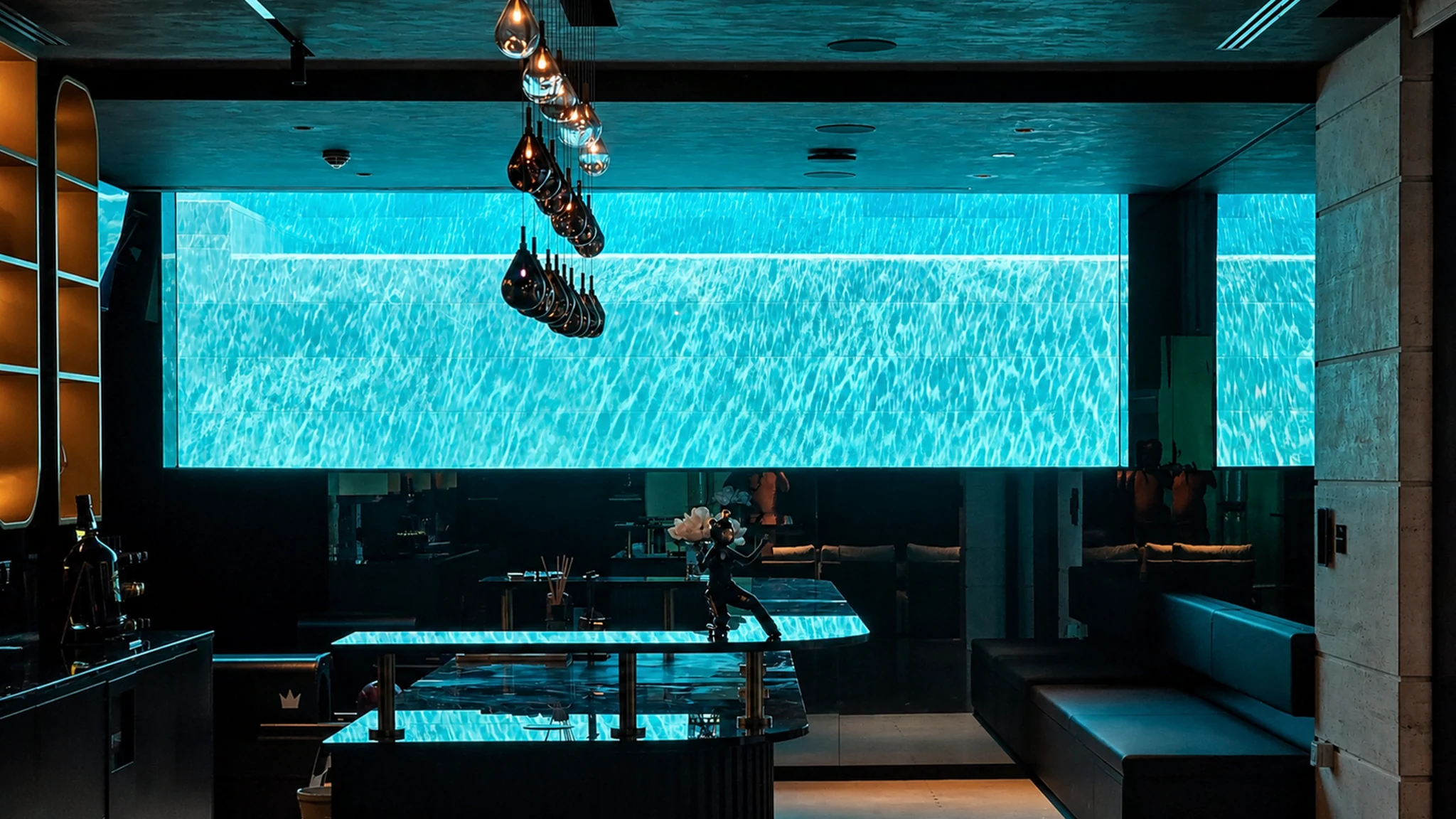 Pool bar, underwater window — villa interior in Dubai by Soltis Interiors